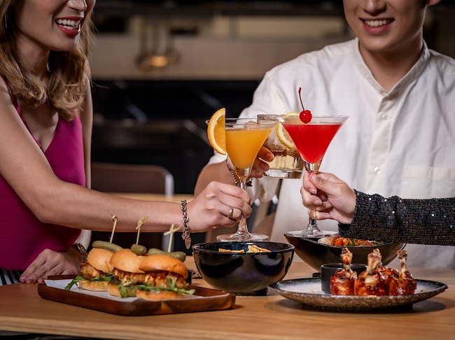 Group Dining - Moxy Bar & Restaurant